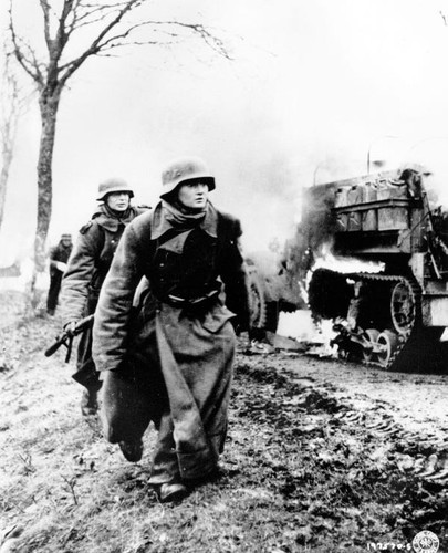6 tháng sau cuộc đổ độ Normandy lịch sử, trùm phát xít Hitler và Đức quốc xã liên tiếp gặp thất bại ở nhiều mặt trận.