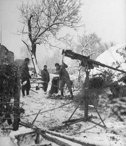 Với tinh thần chiến đấu quả cảm, quân đội Mỹ đã chặn đứng bước tiến của quân đội Đức quốc xã tại Ardennes. Theo đó, quân phát xít Đức nhận lấy thất bại nặng nề và buộc phải dừng Chiến dịch Rhein vào ngày 25/1/1945.