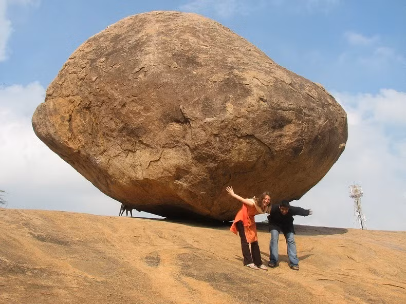 Không ai có thể lý giải vì sao tảng đá khổng lồ này không hề nhúc nhích trong bất cứ hoàn cảnh nào.