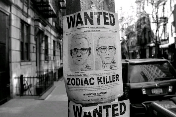 Trong thư, kẻ sát nhân mang bí danh Zodiac nói rằng nếu giải được 3 bức mật thư thì sẽ biết hắn là ai. Với sự giúp đỡ của các chuyên gia giải mã, cảnh sát Mỹ giải được bức mật mã đầu tiên nói về động cơ gây án của y.