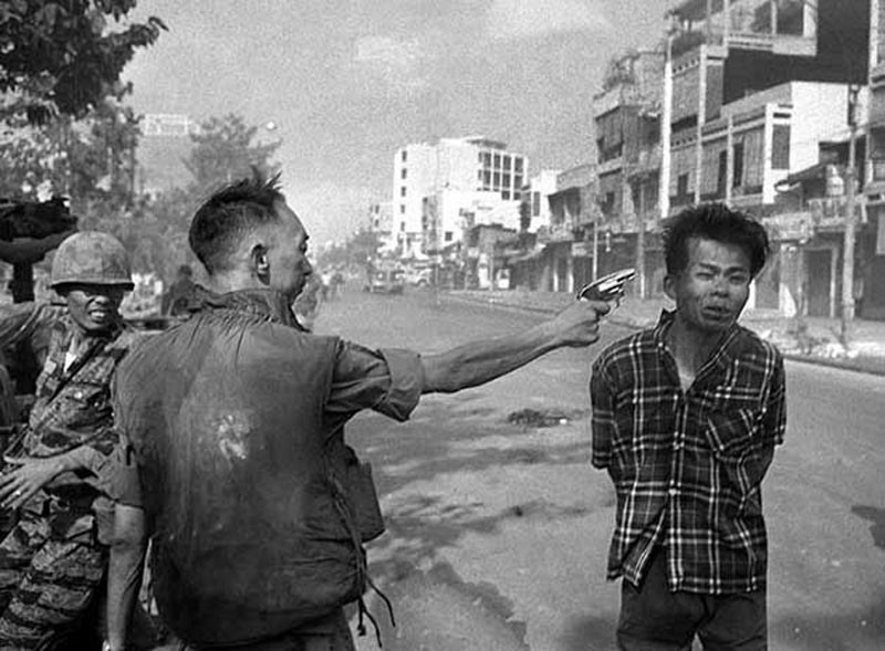 Khoảnh khắc gây ám ảnh "Hành quyết tại Sài Gòn" (Saigon Execution) chụp năm 1968 của nhiếp ảnh gia Eddie Adams.