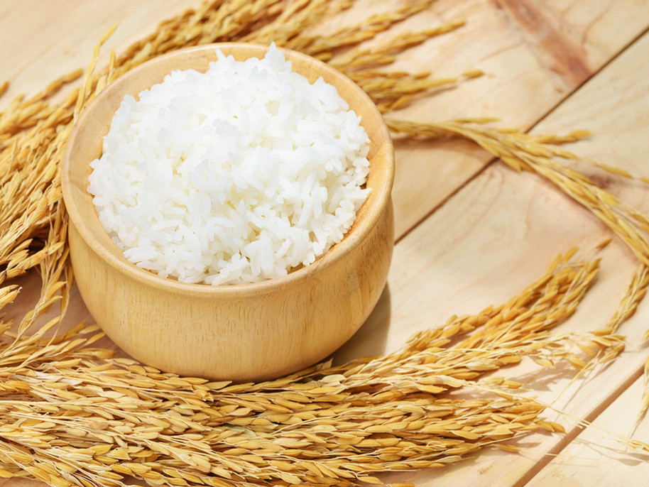 Câu nói trên có ý nghĩa là: trong đám tang cần có lấy cơm tương trung cho ngọc hoặc đặt ngọc thật vào miệng người chết.