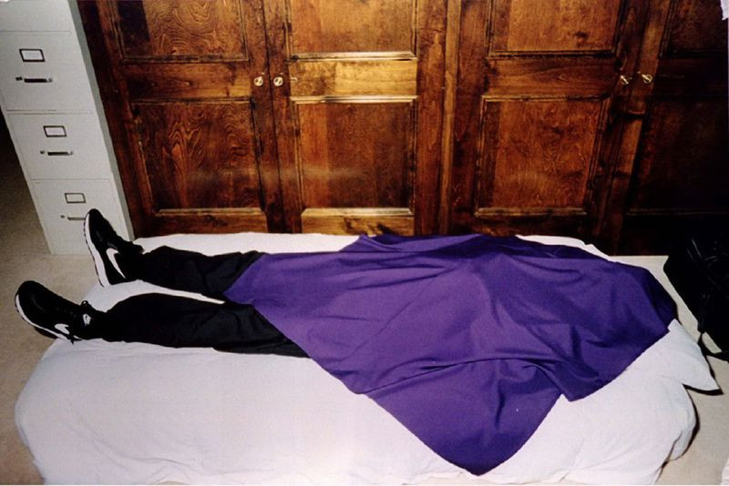 Vì vậy, người đứng đầu giáo phái Cổng Thiên Đường nói với các tín đồ rằng cách thoát khỏi thảm kịch này là tự sát để linh hồn được đưa tới một thiên đường ngoài Trái đất.