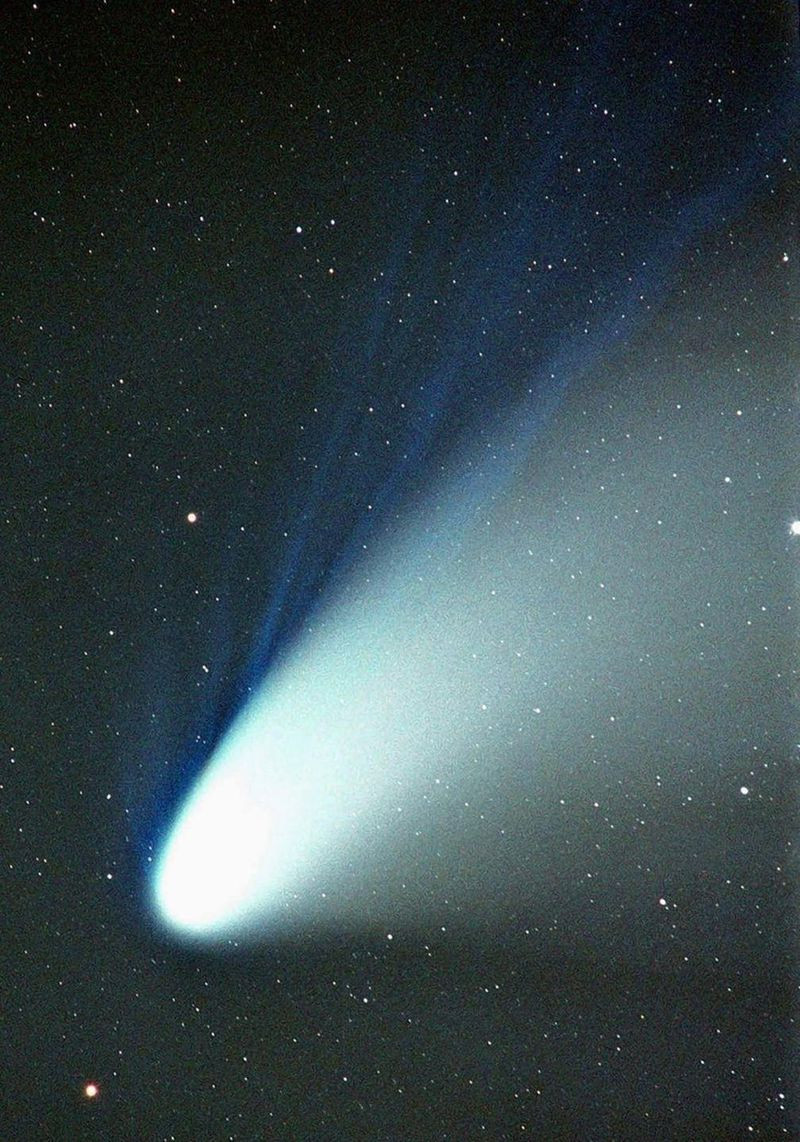 Vào tháng 11/1997, một nhà thiên văn nghiệp dư thông báo quan sát được một vật thể lạ đằng sau đuôi của sao chổi Hale-Bopp.