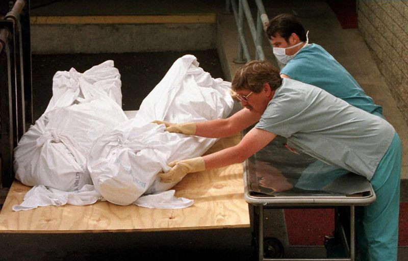 Khi ấy, người đứng đầu giáo phái Cổng Thiên Đường thổi phồng thông tin lên rằng người ngoài hành tinh đã đi theo sao chổi Hale-Bopp để thâm nhập Trái đất nhằm hủy diệt nhân loại.