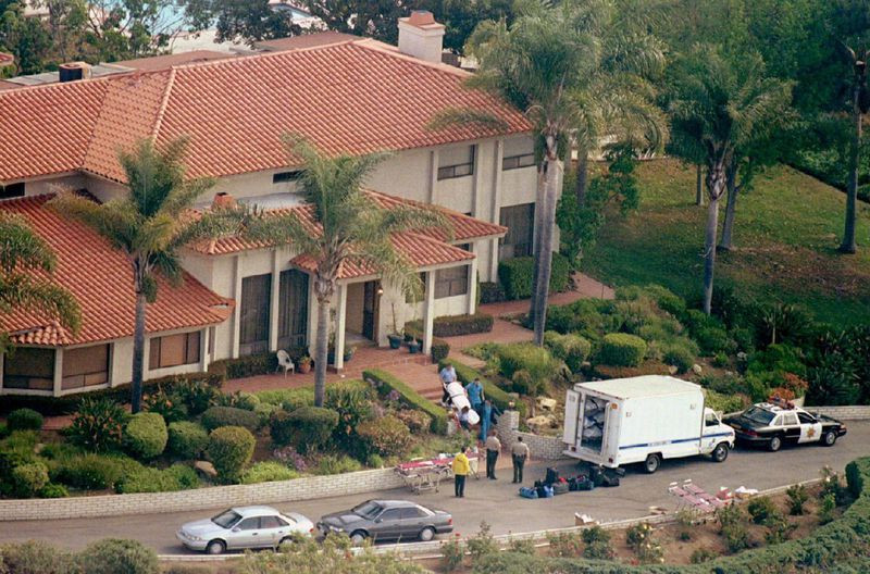 Một trong những vụ tự sát tập thể khiến dư luận bàng hoàng liên quan đến một nhóm tôn giáo ở Mỹ có tên giáo phái Cổng Thiên Đường (Heaven’s Gate Cult).