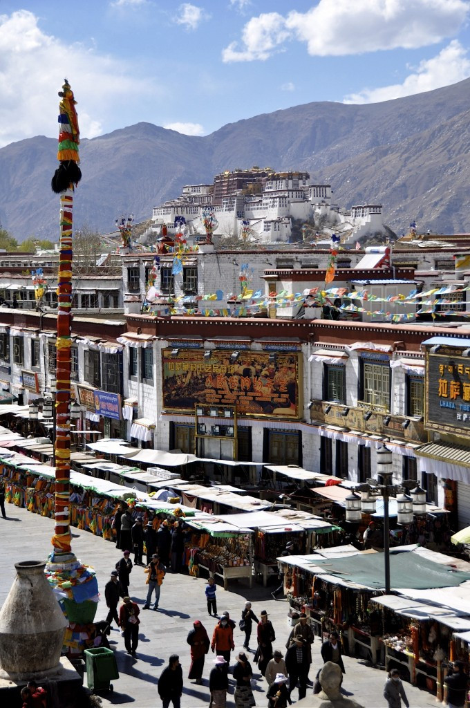 Hồng Cung là nơi chứa các bảo tháp mạ vàng của các Đạt Lai Lạt Ma. Gần đó là tu viện tư nhân Namgyel Dratshang.