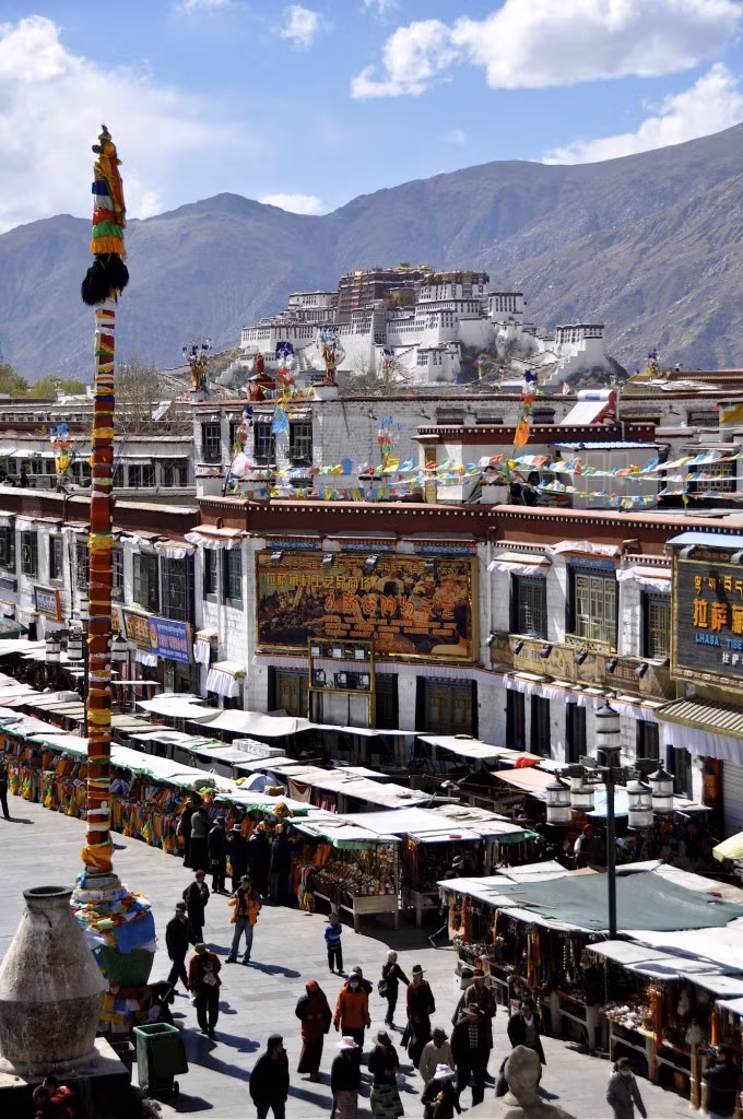 Hồng Cung là nơi chứa các bảo tháp mạ vàng của các Đạt Lai Lạt Ma. Gần đó là tu viện tư nhân Namgyel Dratshang.