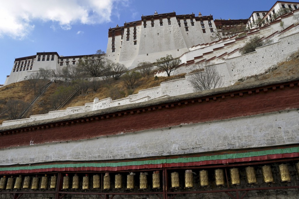 Cung điện Potala cất giữ nhiều báu vật như: gần 700 bức tranh, kinh sách Phật giáo được viết tay từ nhiều thế kỷ trước, đồ cổ, tác phẩm điêu khác giá trị...