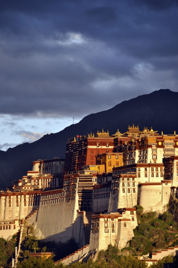 Cung điện Potala được xây dựng ở độ cao 3.600m so với mực nước biển. Theo đó, đây là cung điện được xây ở độ cao nhất thế giới. Theo quan niệm của người xưa, vị trí càng cao càng gần với các vị thần.