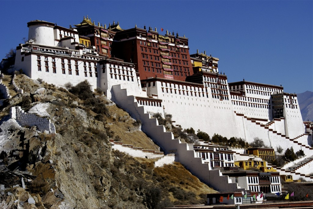 Sau khi hoàn thành, cung điện Potala cao 13 tầng và có tới 1.000 phòng, bao gồm nhiều tự viện nhỏ, sảnh và các căn phòng. Quần thể kiến trúc này gồm có 2 tòa lầu chính là là Hồng Cung (Portrang Marpo) và Bạch Cung (Portrang Karpo).