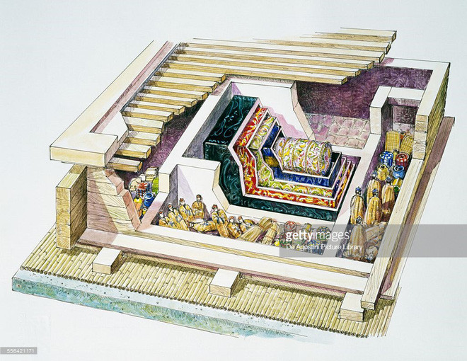 Trên thực tế, thi hài của Tân Truy phu nhân được bọc trong 18 lớp lụa và vải lanh. Kế đến, xác của bà được đặt trong 4 quan tài lồng vào nhau theo kích thước giảm dần. Để tránh không khí và nước lọt vào bên trong, ngôi mộ của vị phu nhân quyền quý được phủ bằng than và phần đỉnh được bịt kín bằng đất sét.