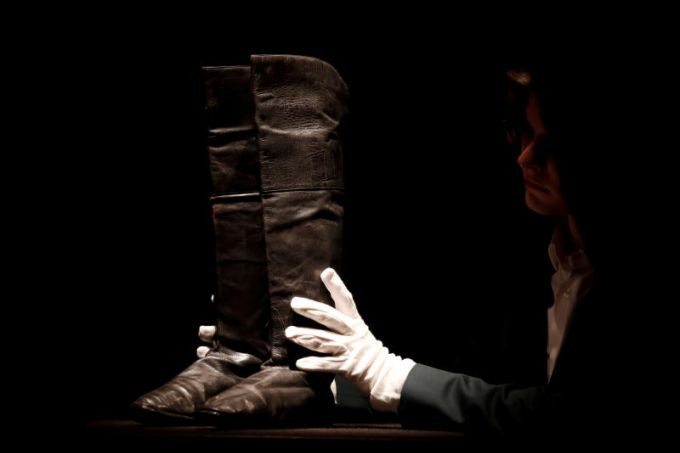 Đồng hành cùng Napoleon trong chuyến lưu đày tới đảo St. Helena là một đôi bốt cao cổ. Đôi bốt này của ông có size 40.