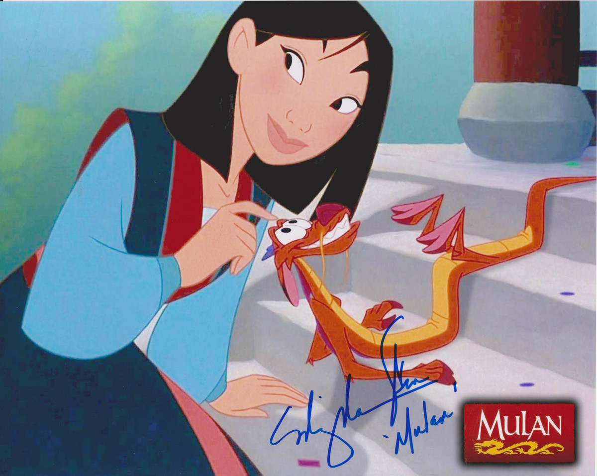 Hoa Mộc Lan được một con rồng nhỏ láu cá đi theo, giúp đỡ và coi nhau như bạn bè. Tuy nhiên, cuối cùng Hoa Mộc Lan cũng bị phát hiện thân phận thật là nữ giới.