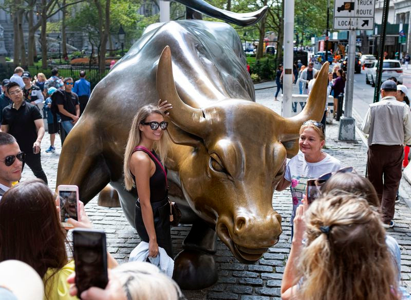 Chính vì vậy, không ít người chạm tay vào cặp sừng lớn và dương vật của con bò vì tin rằng làm như vậy sẽ gặp nhiều may mắn.