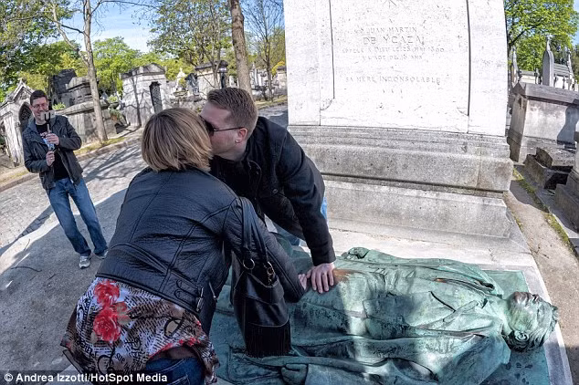 Một bức tượng đồng đen tạc chân dung Victor Noir trên tấm bia mộ. Kể từ khi bức tượng xuất hiện, người ta lan truyền rằng chỉ cần đến ngôi mộ của ông, chạm môi vào bức tượng và xoa tay lên vị trí "của quý", phụ nữ sẽ dễ dàng mang thai và cải thiện khả năng tình dục.