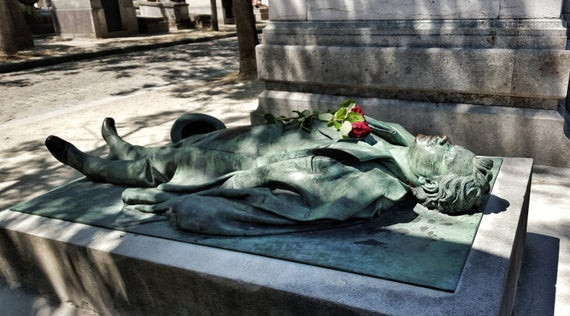 Theo thời gian, bức tượng bằng đồng bị oxi hóa chuyển sang màu xanh.