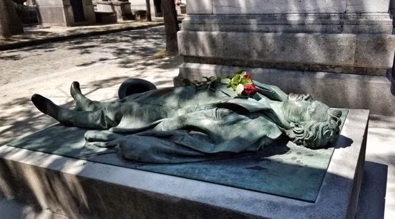 Theo thời gian, bức tượng bằng đồng bị oxi hóa chuyển sang màu xanh.