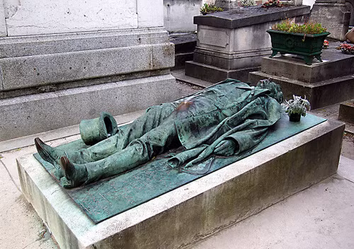 Khi còn sống, Victor Noir là nhà báo chuyên mảng chính trị của Pháp trong thời kỳ Napoleon Bonaparte III (1852-1870). Ông bị hoàng tử Pierre Bonaparte bắn chết trong cuộc đấu súng tay đôi.