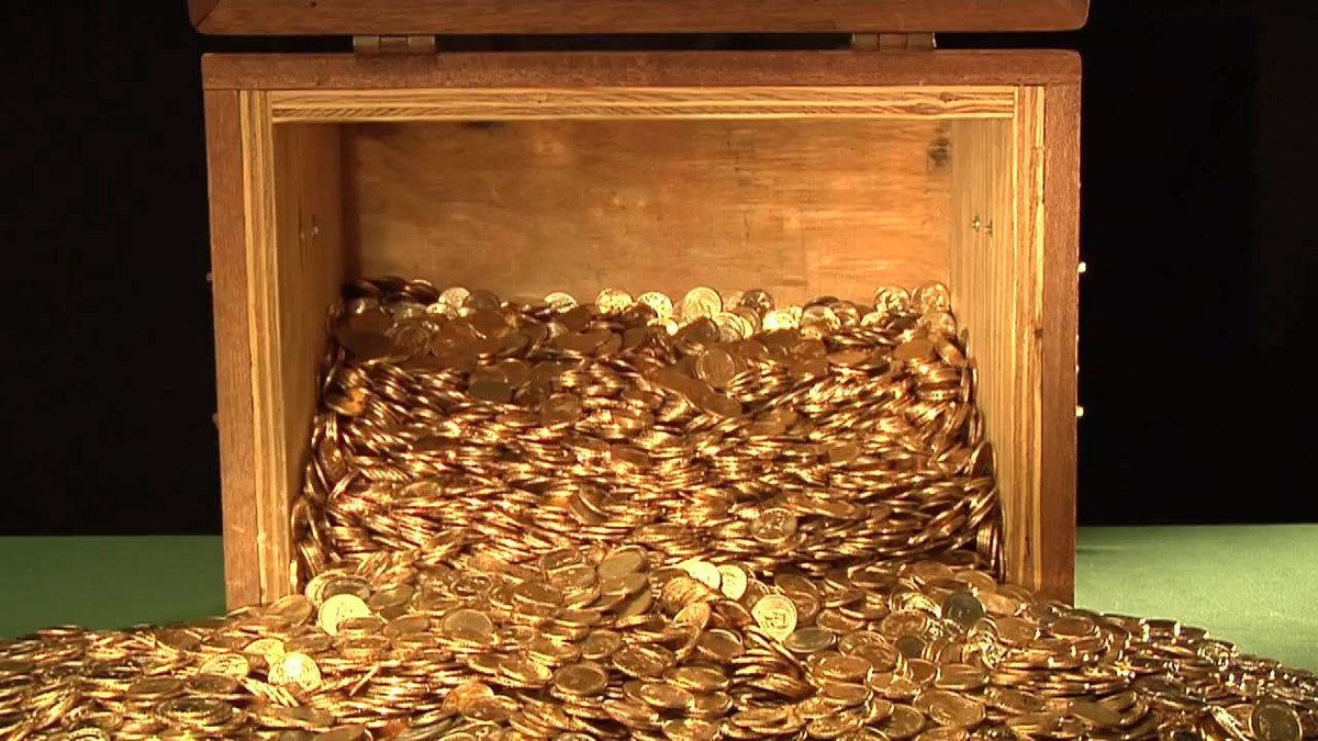 Nhiều năm sau khi xảy ra vụ chìm tàu kinh hoàng trên, một số người may mắn sống sót kể rằng có hơn 60 chiếc hòm được binh sĩ phát xít Đức chuyển lên tàu Wilhelm Gustloff.