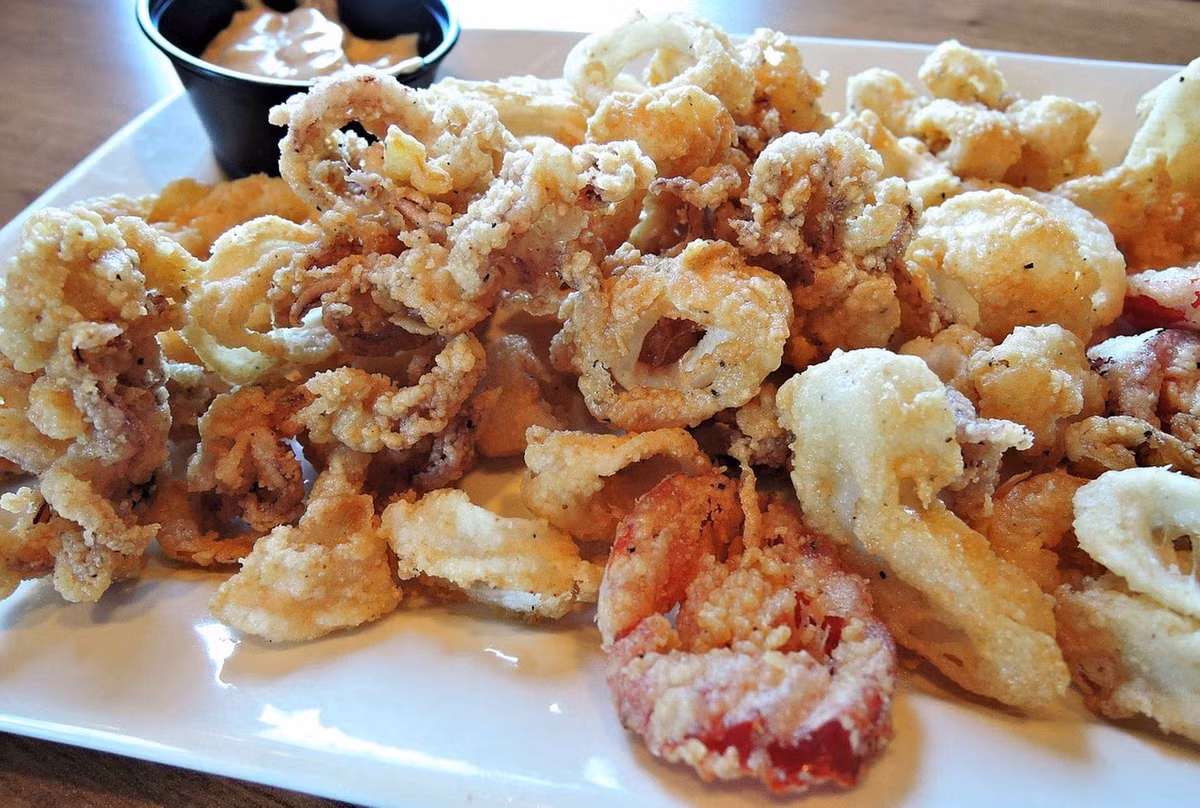 Món mực chiên được nhiều du khách trong và ngoài nước yêu thích khi ghé thăm các địa phương gần biển.