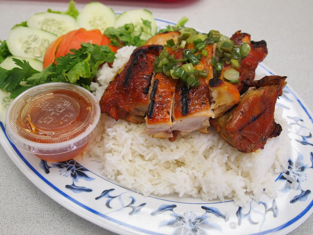 Cơm tấm ở Sài Gòn cũng được The Culture Trip vinh danh là những món ăn ngon nhất Việt Nam.