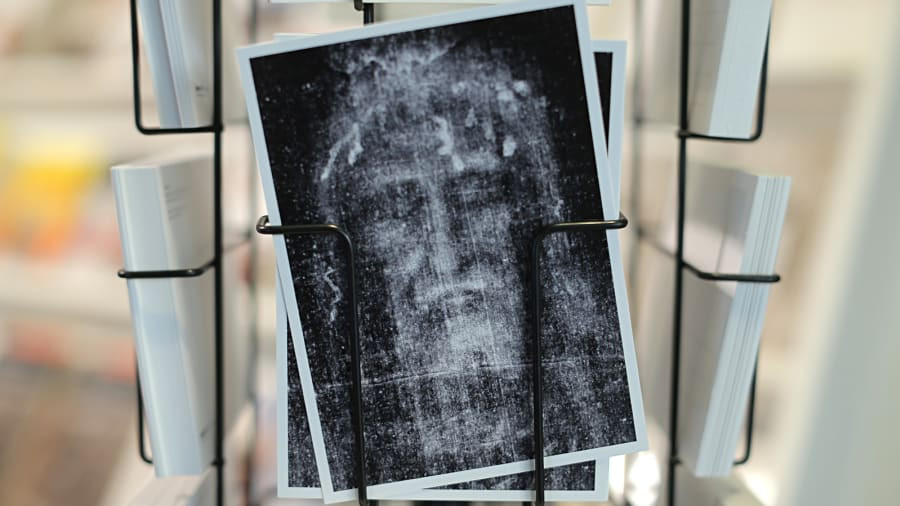 Vào năm 1988, Tòa Thánh Vatican cho phép các nhà khoa học kiểm tra tấm vải bằng phương pháp đồng vị phóng xạ carbon 14.