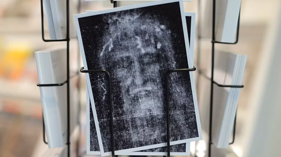 Vào năm 1988, Tòa Thánh Vatican cho phép các nhà khoa học kiểm tra tấm vải bằng phương pháp đồng vị phóng xạ carbon 14.