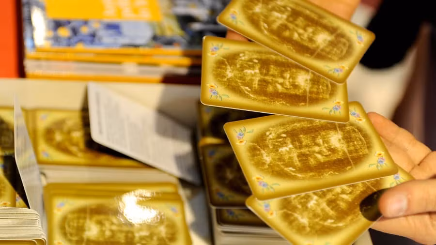 Theo đó, một góc nhỏ của tấm vải được gửi tới 3 phòng thí nghiệm thuộc Đại học Oxford, Đại học Arizona và Viện Công nghệ liên bang Thụy Sĩ.