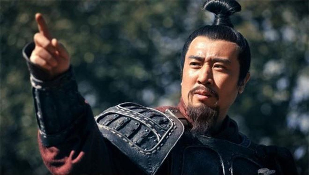 Điều thứ hai mà Tôn Quyền hối hận là sai lầm khi gả em gái Tôn Thượng Hương cho Lưu Bị nhằm lấy lại Kinh Châu của Đông Ngô sau khi cho mượn.