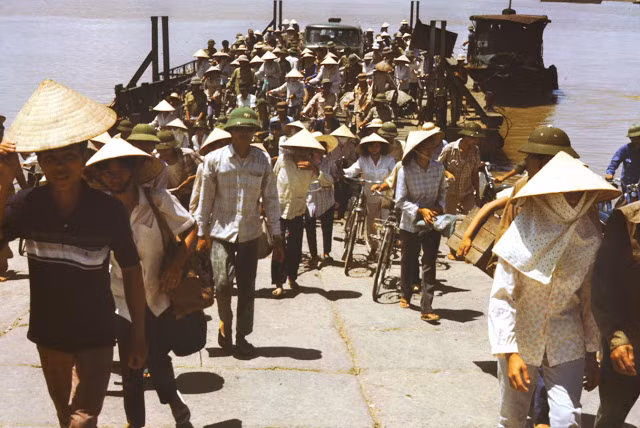 Günter Mosler chụp người dân tại bến phà Hòn Gai, Quảng Ninh vào khoảng những năm 1973 - 1974.