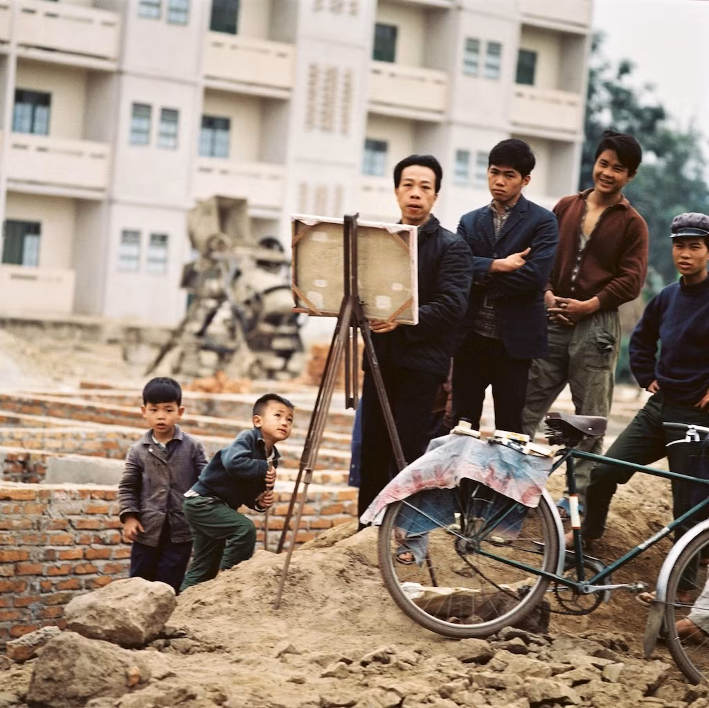 Nhiếp ảnh gia Thomas Billhardt chụp ảnh người họa sĩ vẽ tranh thu hút sự hiếu kỳ của những người xung quanh.