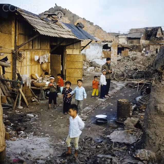 Kĩ sư người Đức Günter Mosler chụp ảnh những đứa trẻ ở Khâm Thiên đứng giữa khung cảnh hoang tàn khi nhà cửa bị bom đạn chiến tranh phá hủy tháng 3/1973.