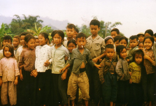 Trẻ em ở Thái Nguyên thích thú và tò mò khi được Günter Mosler chụp ảnh vào khoảng những năm 1973 - 1974.