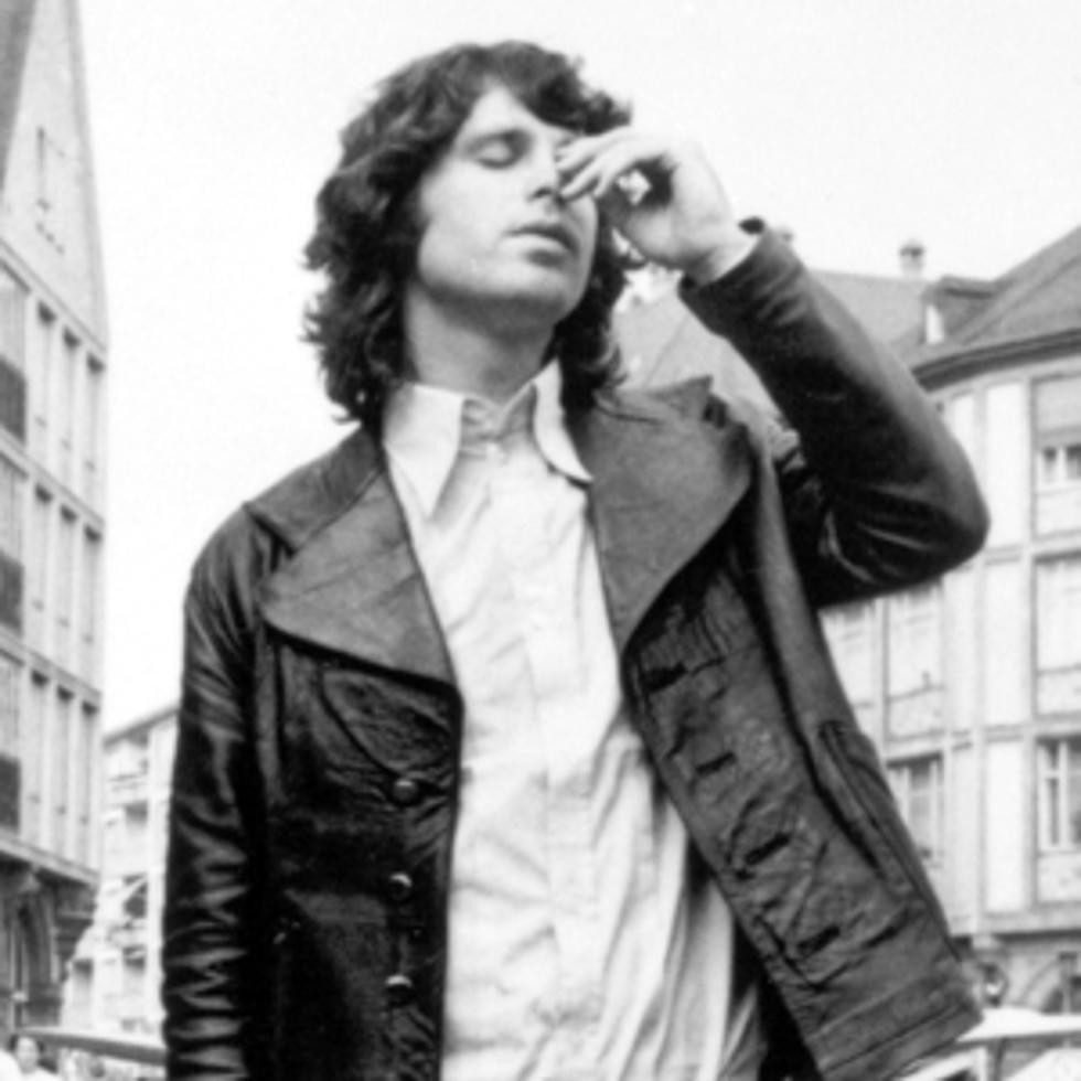 Jim Morrison - trưởng nhóm nhạc rock The Doors lừng lẫy vào thập niên 60 - qua đời vì đột quỵ năm 27 tuổi.