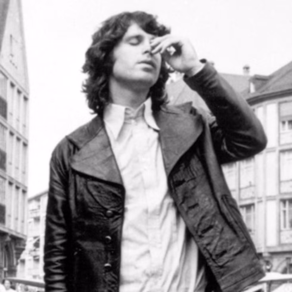 Jim Morrison - trưởng nhóm nhạc rock The Doors lừng lẫy vào thập niên 60 - qua đời vì đột quỵ năm 27 tuổi.