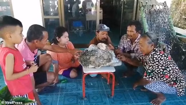 Surachet Chanchu tin rằng khối nặng gần 17kg có thể có giá hơn hơn 500.000 bảng Anh (~15 tỷ đồng).