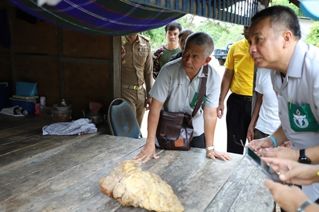 Cách đây không lâu, Jamras Thiachote (ngư dân, 55 tuổi), sống ở Koh Samui, Surat Thani, Thái Lan đã tìm được một khối nặng 6kg khi đi trên bãi biển.