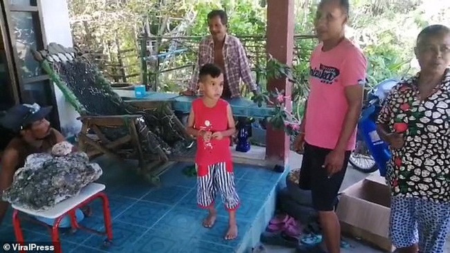 Sau khi anh đưa nó về nhà, người thân và bạn bè đã thực hiện một thử nghiệm nhỏ bằng cách dùng bật lửa đốt một góc. Sau khi đốt, khối lạ tỏa ra mùi hương dễ chịu.