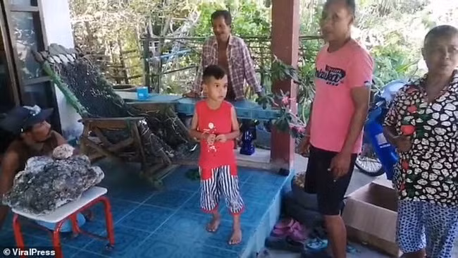 Sau khi anh đưa nó về nhà, người thân và bạn bè đã thực hiện một thử nghiệm nhỏ bằng cách dùng bật lửa đốt một góc. Sau khi đốt, khối lạ tỏa ra mùi hương dễ chịu.