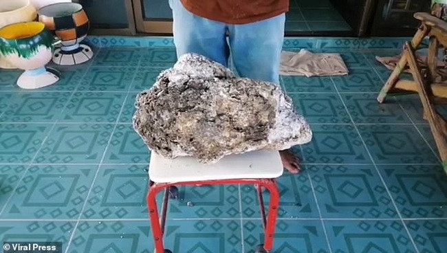 Nhìn bề ngoài khối này không có gì đẹp và nặng tới gần 17kg.