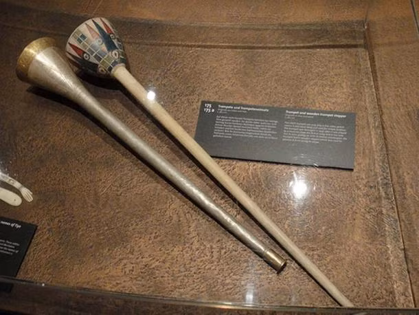 Trước đó, trong quá trình luyện tập cho buổi trình diễn, chiếc kèn bạc của Vua Tutankhamun bất ngờ bị nứt. Một thành viên trong nhóm chuyên gia có mặt tại đó đột nhiên trở nên u buồn và phải nhập viện điều trị. Cuối năm 1939, Chiến tranh thế giới 2 diễn ra.