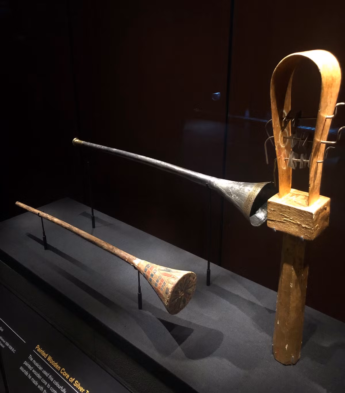 Cụ thể, cặp kèn được tìm thấy trong ăng mộ của Vua Tutankhamun gồm 1 chiếc làm từ bạc và chiếc còn lại làm từ đồng.