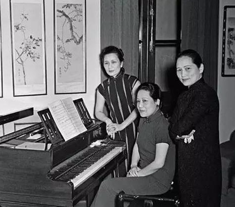 Vì vậy, cuối cùng bà kết hôn với Khổng Tường Hy, hậu duệ đời thứ 75 của Khổng Tử. Khổng Tường Hy là một chủ nhà băng giàu có và từng giữ những chức vụ cao nhất về tài chính trong chính phủ của Tưởng Giới Thạch như: Bộ trưởng Tài chính, Thống đốc Ngân hàng Trung ương, Viện trưởng Viện hành chính, Ủy viên Ban kinh tế toàn quốc...