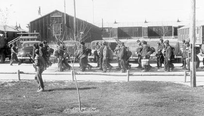 Theo thông tin đăng tải trên tờ New York Times tháng 4/1946, khoảng 1.900 tù binh Đức trong trại giam trên bị đầu độc bằng thạch tín. Trong số này, khoảng từ 300 - 400 tù binh phát xít Đức tử vong vì ăn bánh có chứa thạch tín.