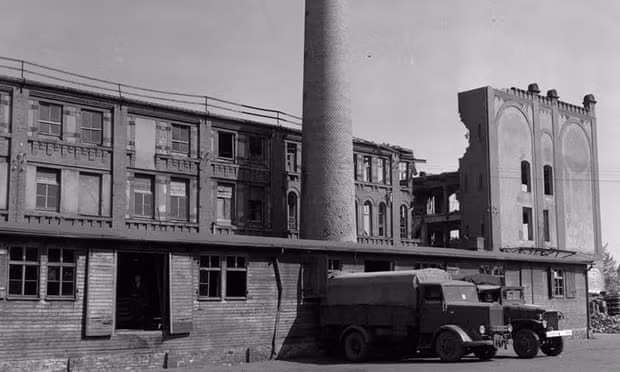 Sau khi chuẩn bị kỹ càng, ngày 13/4/1946, ba thành viên của nhóm đột nhập vào xưởng bánh mỳ tại thị trấn Langwasser, ngoại ô Nuremberg. Xưởng bánh này chuyên cung cấp bánh cho trại giam tội phạm phát xít Đức.