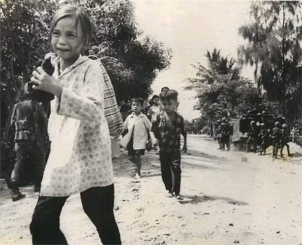 Bé gái vừa đi vừa khóc tìm nơi lánh nạn cùng những đứa trẻ khác. Ảnh chụp tại một con đường ở Đà Nẵng tháng 8/1968.
