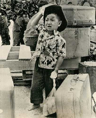 Chiến tranh Việt Nam đã khiến nhiều đứa trẻ mất đi cha mẹ và người thân. Chúng trở thành trẻ mồ côi và được đưa đến chăm sóc tại những cơ sở nhân đạo. Ảnh chụp ở Sài Gòn năm 1965.