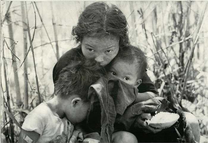 Gương mặt sợ hãi, lo lắng của người mẹ và hai con nhỏ trong chiến tranh Việt Nam ngày 27/4/1966.