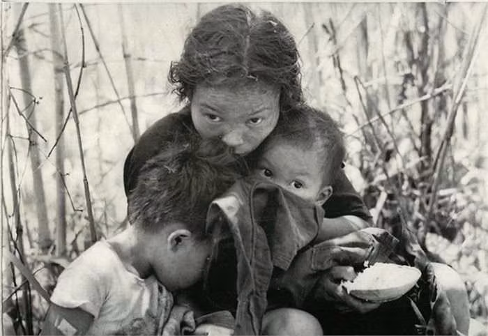 Gương mặt sợ hãi, lo lắng của người mẹ và hai con nhỏ trong chiến tranh Việt Nam ngày 27/4/1966.